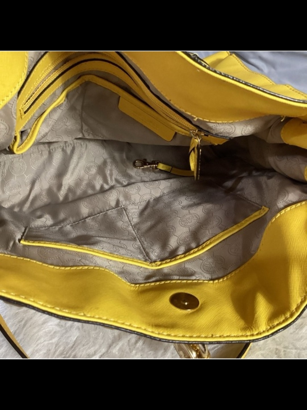 NWOT/NWT Michael Kors Yellow Pyramid Studded Women's Hamilton w Matching Clutch - Picture 5 of 13